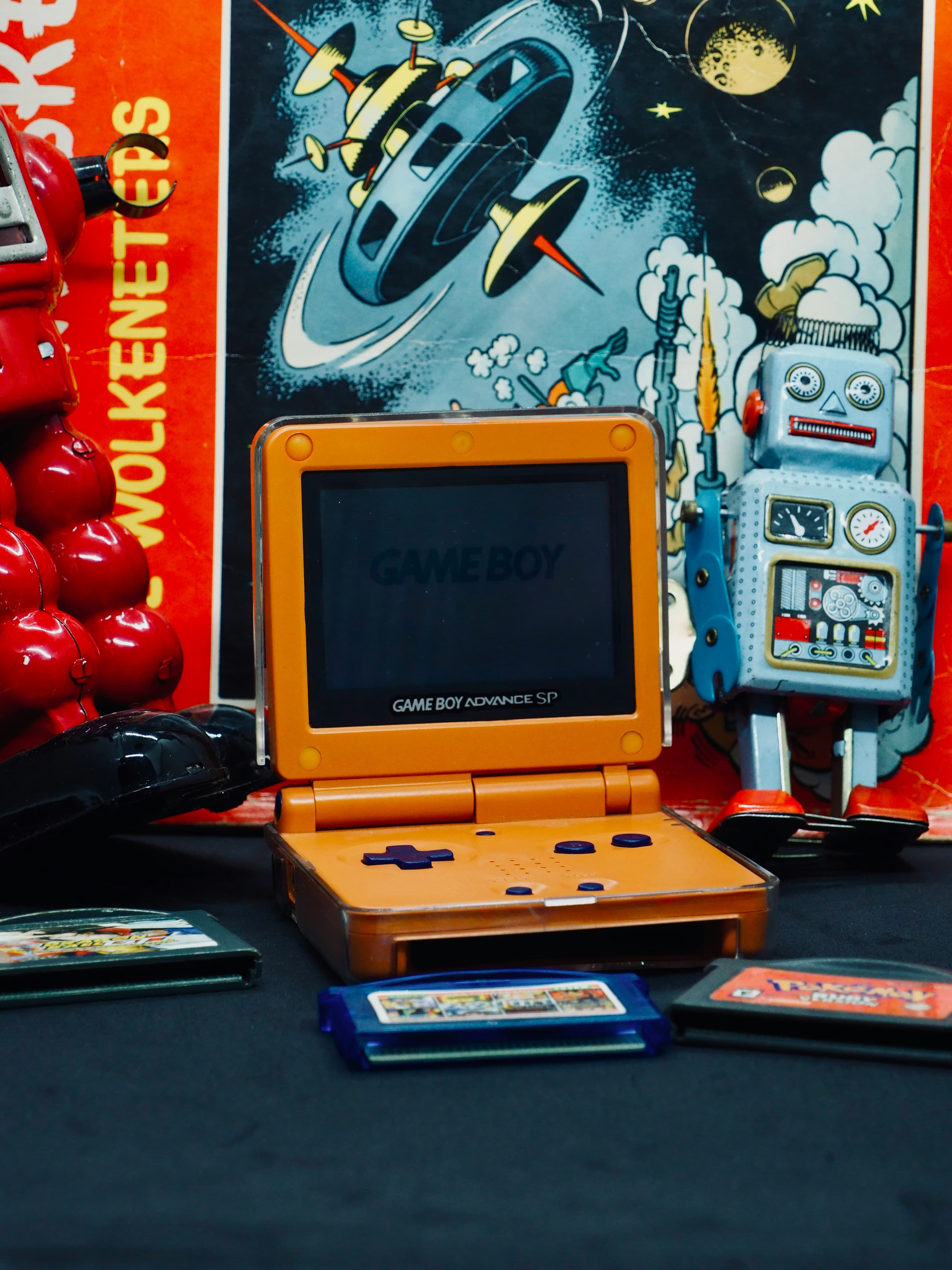 Consola portátil retro, robot y artículos coleccionables