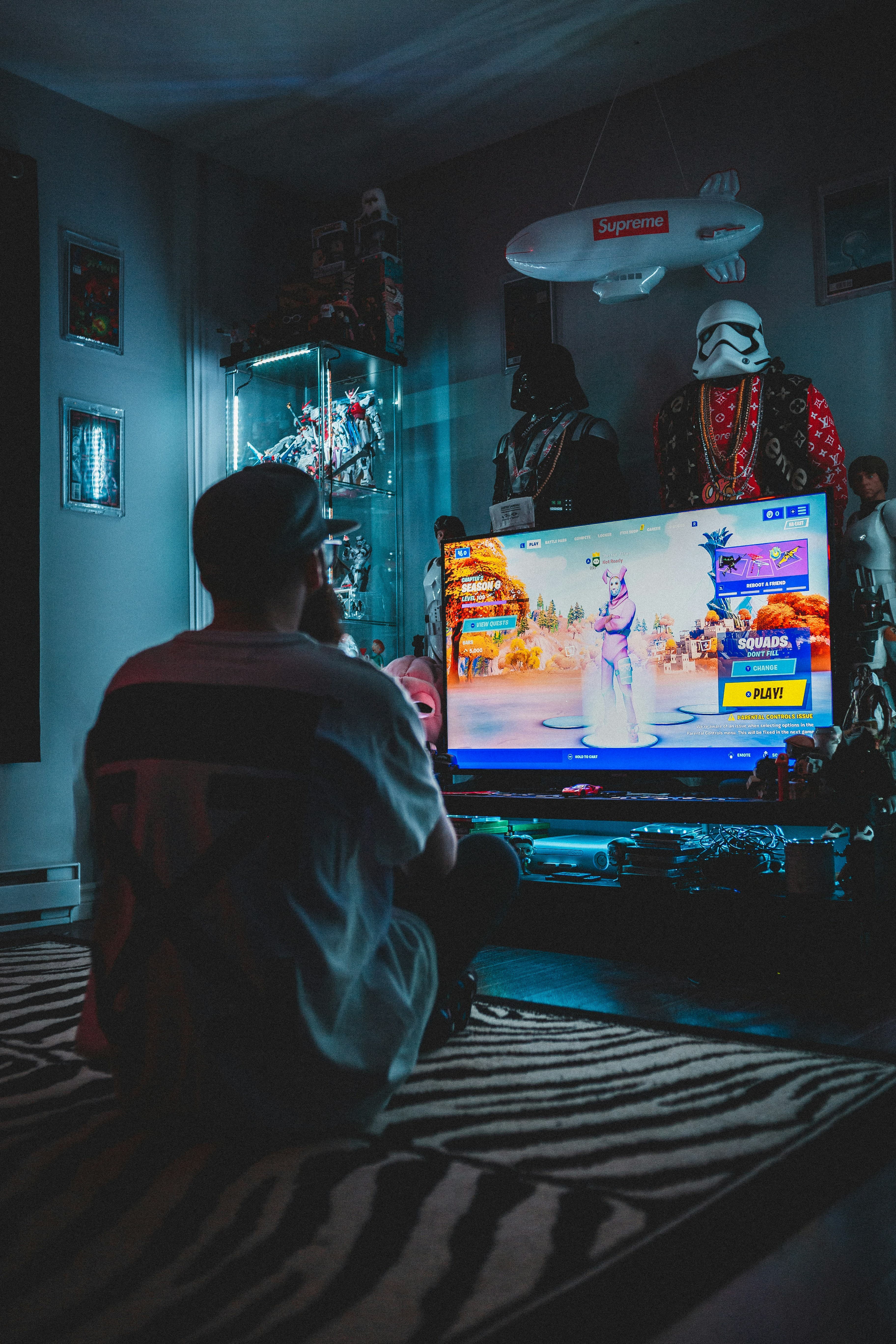 Habitación gamer con una partida de videojuegos en pantalla